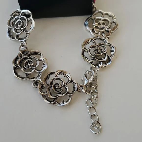 Boutique Paparazzi Floral Silver Tone Adjustable Bracelet - Picture 2 of 5